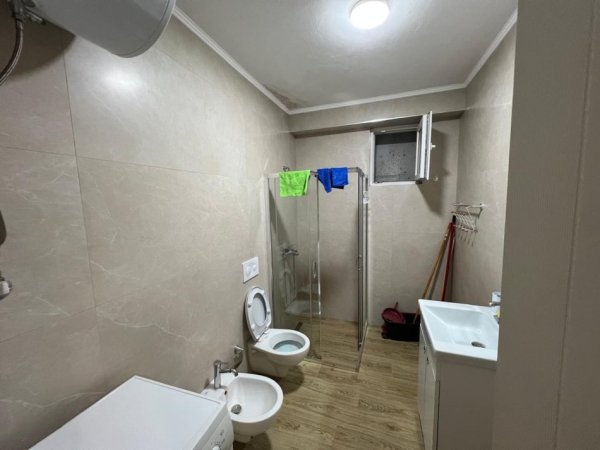 Tirane, jepet me qera apartament 1+1+Ballkon Kati 4, 60 m² 500 € (Ali Demi)