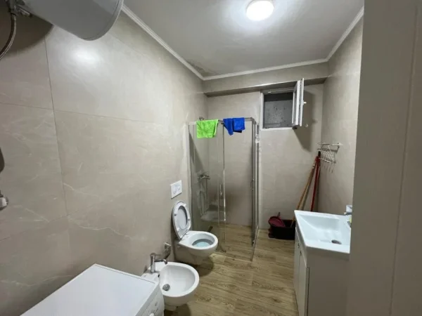 Tirane, jepet me qera apartament 1+1+Ballkon Kati 4, 60 m² 500 € (Ali Demi)