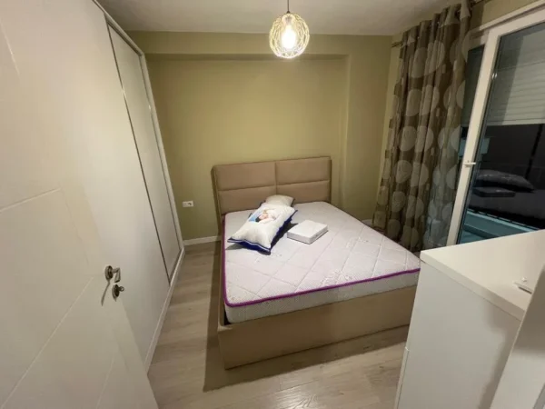 Tirane, jepet me qera apartament 1+1+Ballkon Kati 4, 60 m² 500 € (Ali Demi)