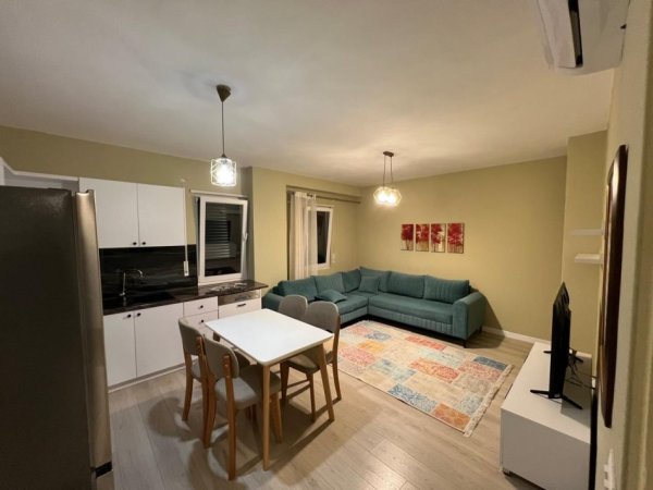 Tirane, jepet me qera apartament 1+1+Ballkon Kati 4, 60 m² 500 € (Ali Demi)