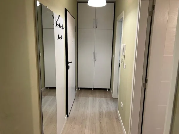 Tirane, jepet me qera apartament 1+1+Ballkon Kati 4, 60 m² 500 € (Ali Demi)