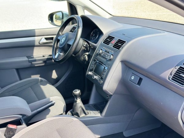 Durres, shitet makine VOLKSWAGEN TOURAN Nafte, gri metalizato manuale