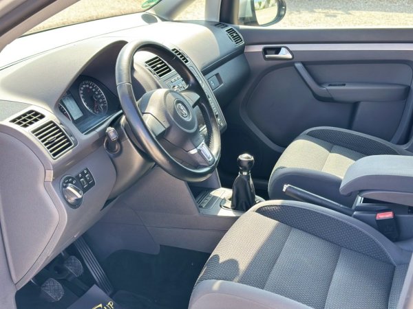 Durres, shitet makine VOLKSWAGEN TOURAN Nafte, gri metalizato manuale