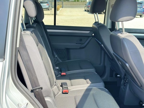 Durres, shitet makine VOLKSWAGEN TOURAN Nafte, gri metalizato manuale