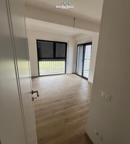 Tirane, jepet me qera zyre Kati 6, 98 m² 700 € (Filip Jano)