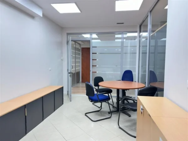 Tirane, jepet me qera zyre Kati 4, 440 m² 19.000 € (Bulevardi “Dëshmorët e Kombit”)