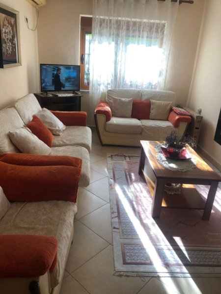 Tirane, jepet me qera apartament 2+1+Ballkon Kati 1, 85 m² 650 € (Rr Kongresi i Manastirit)