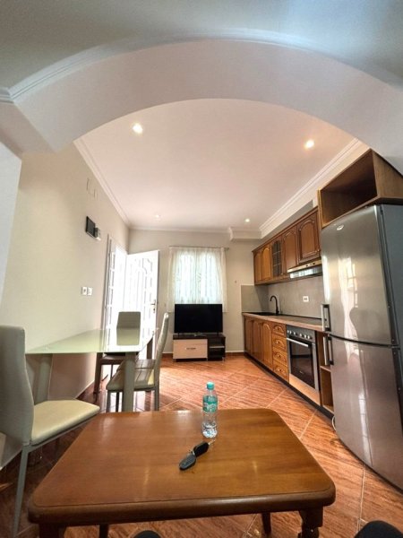 Jepet Hyrja 1+1 me Qera ne 5 Maji me Cmimin  500 €URO