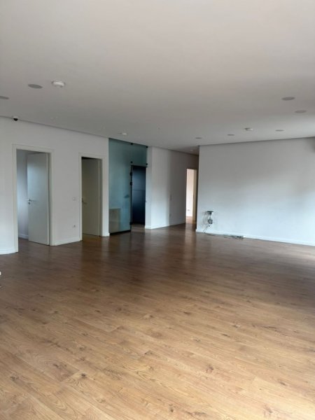 Tirane, jepet me qera zyre Kati 1, 145 m² 1.999 € (Zogu i Pare)