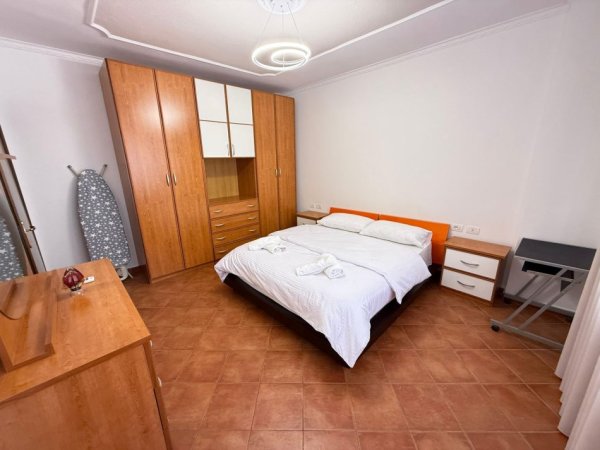 Tirane, jepet me qera apartament 1+1 Kati 8, 650 € 