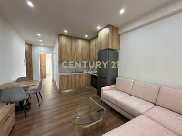 Tirane, jepet me qera apartament 1+1+Ballkon Kati 8, 75 m² 650 € (Neom126772)
