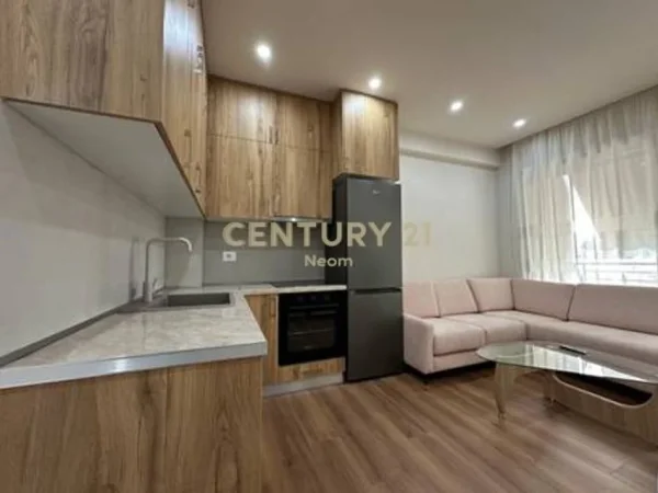 Tirane, jepet me qera apartament 1+1+Ballkon Kati 8, 75 m² 650 € (Neom126772)