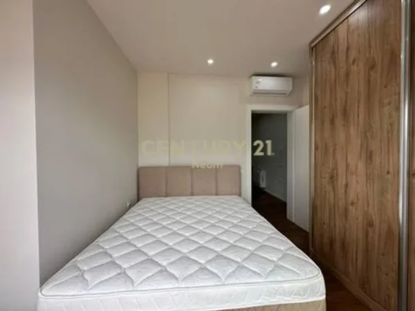 Tirane, jepet me qera apartament 1+1+Ballkon Kati 8, 75 m² 650 € (Neom126772)