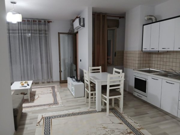 Tirane, jepet me qera apartament 2+1 Kati 8, 105 m² 700 € (Rr. Bardhok Biba)