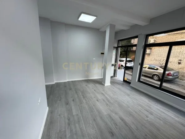 Tirane, jepet me qera ambjent biznesi Kati 0, 31 m² 450 € (Neom126850)