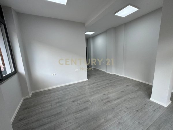 Tirane, jepet me qera ambjent biznesi Kati 0, 31 m² 450 € (Neom126850)