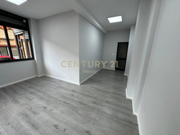 Tirane, jepet me qera ambjent biznesi Kati 0, 31 m² 450 € (Neom126850)