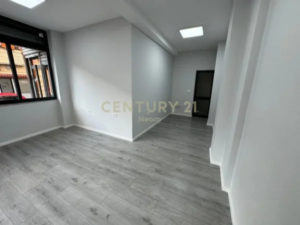 Tirane, jepet me qera ambjent biznesi Kati 0, 31 m² 450 € (Neom126850)