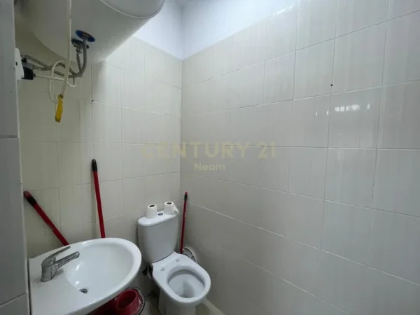 Tirane, jepet me qera ambjent biznesi Kati 0, 31 m² 450 € (Neom126850)