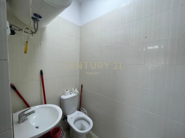 Tirane, jepet me qera ambjent biznesi Kati 0, 31 m² 450 € (Neom126850)