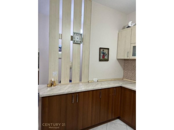 Tirane, jepet me qera apartament 1+1 Kati 3, 77 m² 400 € (Ish- Tregu Elektrik)