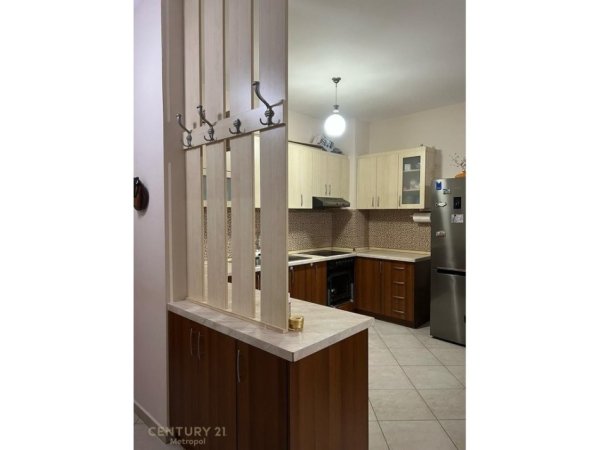 Tirane, jepet me qera apartament 1+1 Kati 3, 77 m² 400 € (Ish- Tregu Elektrik)