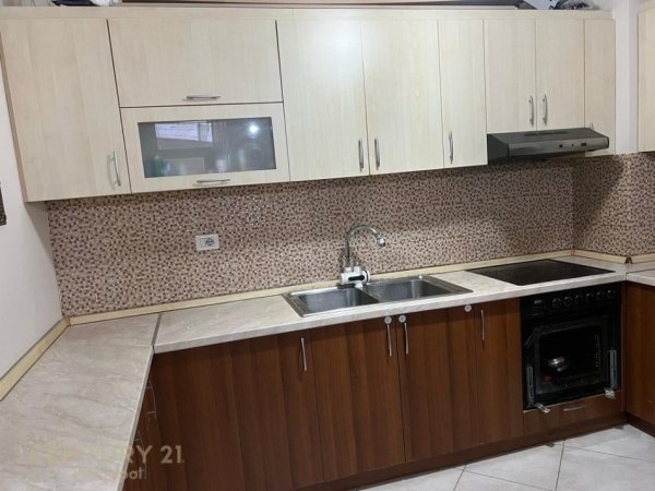 Tirane, jepet me qera apartament 1+1 Kati 3, 77 m² 400 € (Ish- Tregu Elektrik)