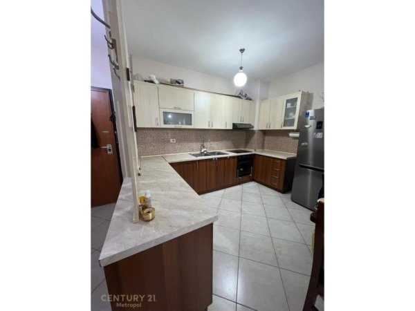 Tirane, jepet me qera apartament 1+1 Kati 3, 77 m² 400 € (Ish- Tregu Elektrik)