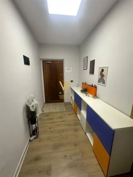 Tirane, jepet me qera zyre Kati 1, 95 m² 2.500 € (BLLOK)