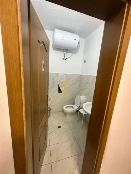 Tirane, jepet me qera zyre Kati 1, 95 m² 2.500 € (BLLOK)