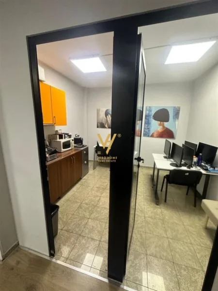 Tirane, jepet me qera zyre Kati 1, 95 m² 2.500 € (BLLOK)