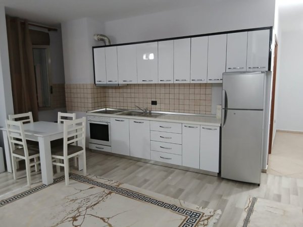 Tirane, jepet me qera apartament 2+1+Ballkon Kati 8, 105 m² 700 € 