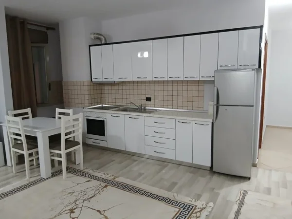 Tirane, jepet me qera apartament 2+1+Ballkon Kati 8, 105 m² 700 € 