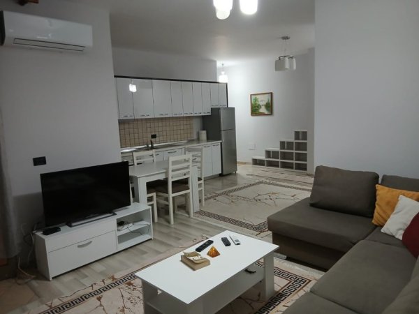 Tirane, jepet me qera apartament 2+1+Ballkon Kati 8, 105 m² 700 € 