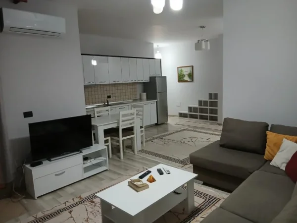 Tirane, jepet me qera apartament 2+1+Ballkon Kati 8, 105 m² 700 € 