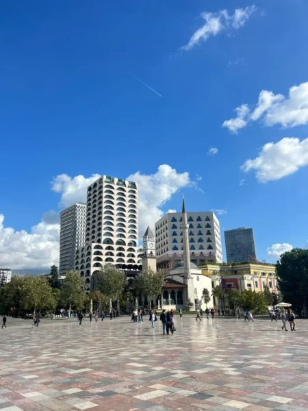 Tirane, jepet me qera ambjent biznesi , 122 m² 1.500 € (qender , sheshi skenderbej)