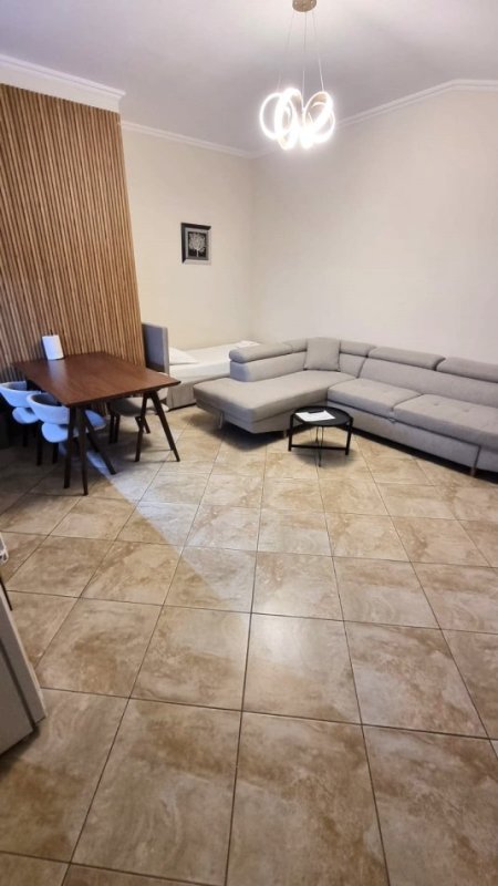 Jepet me Qira Apartament 1+1 në Zonën e Vasil Shantos 500 €uro