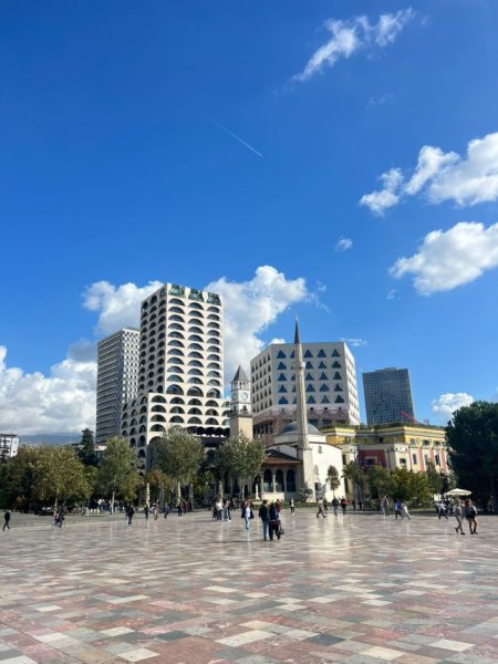 Tirane, jepet me qera zyre , 122 m² 1.500 € (qender , sheshi skenderbej)