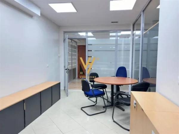 Tirane, jepet me qera zyre Kati 10, 440 m² 19.000 € (KULLAT BINJAKE)