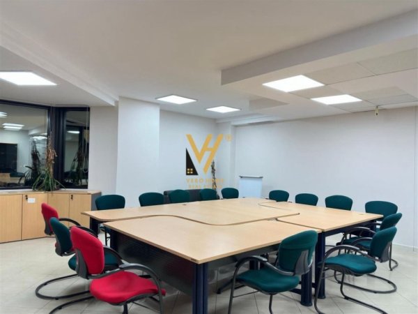 Tirane, jepet me qera zyre Kati 10, 440 m² 19.000 € (KULLAT BINJAKE)