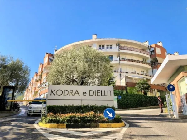 Tirane, jepet me qera apartament duplex 2+1 Kati 1, 140 m² 1.100 € (Kodra e Diellit)
