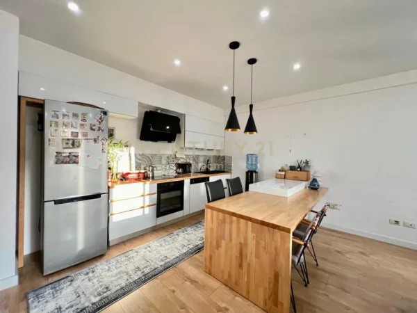 Tirane, jepet me qera apartament duplex 2+1 Kati 1, 140 m² 1.100 € (Kodra e Diellit)
