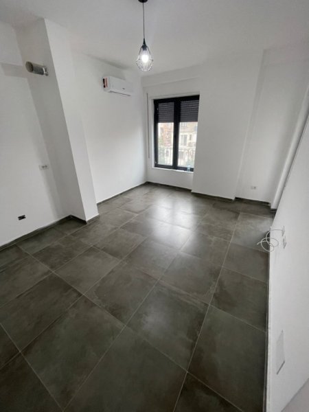 Tirane, jepet me qera zyre Kati 2, 60 m² 450 € (Bulevardi i Ri)