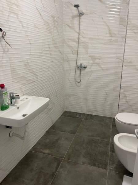 Tirane, jepet me qera zyre Kati 2, 60 m² 450 € (Bulevardi i Ri)