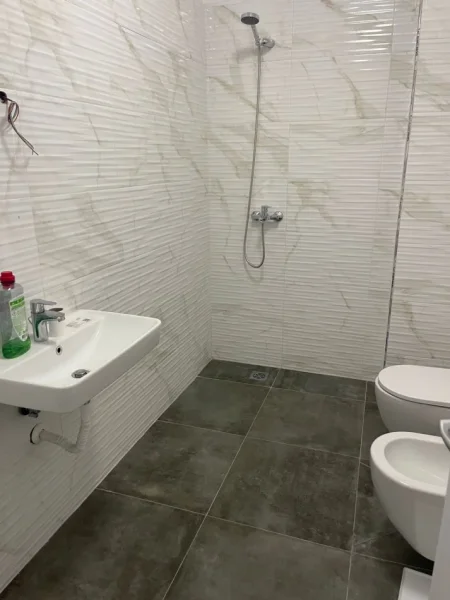 Tirane, jepet me qera zyre Kati 2, 60 m² 450 € (Bulevardi i Ri)