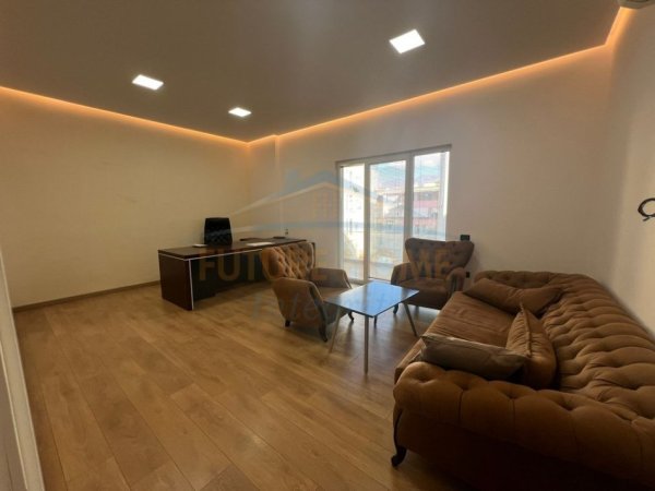 Shqiperi, jepet me qera ambjent biznesi Kati 0, 260 m² 1.800 € (Liqeni i Thate)