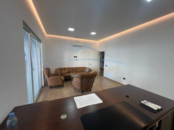 Shqiperi, jepet me qera ambjent biznesi Kati 0, 260 m² 1.800 € (Liqeni i Thate)