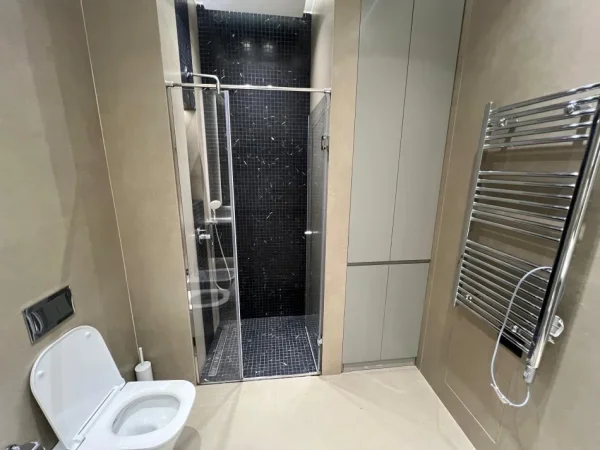 Tirane, jepet me qera apartament 1+1+Ballkon Kati 8, 75 m² 850 € (Rruga e Kavajes)