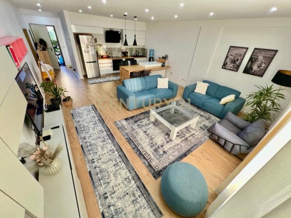 Tirane, jepet me qera apartament duplex 2+1+Aneks+Ballkon Kati 1, 140 m² 1.100 € 