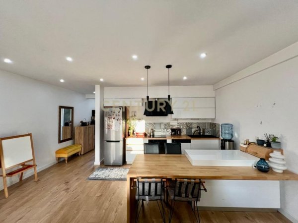 Tirane, jepet me qera apartament duplex 2+1+Aneks+Ballkon Kati 1, 140 m² 1.100 € 